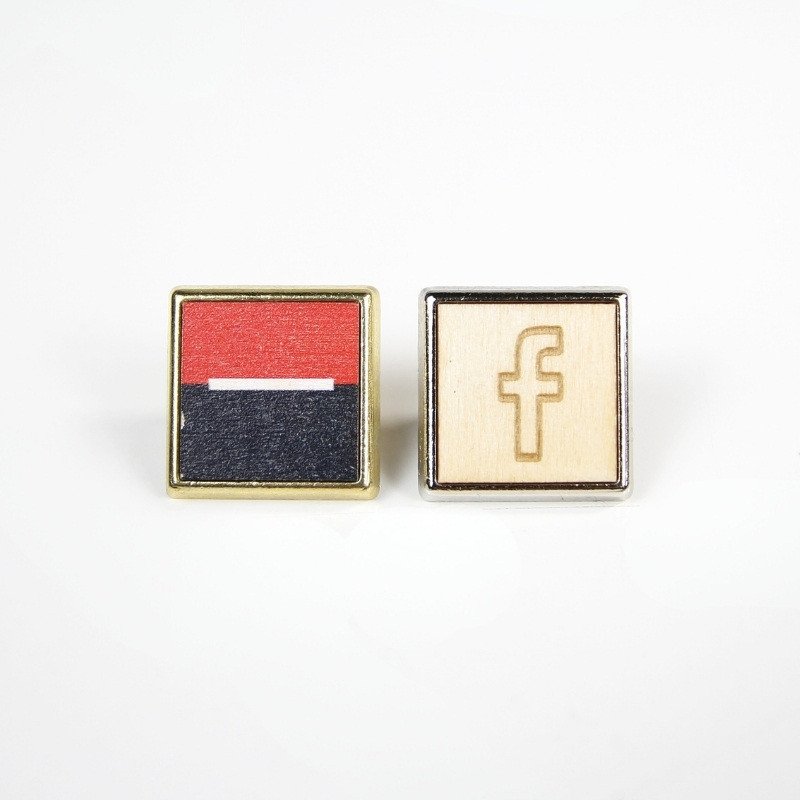 Pin's carré bois or et argent - 18mm - personnalisable en ligne Pin's carré bois or et argent - 18mm - personnalisable en ligne