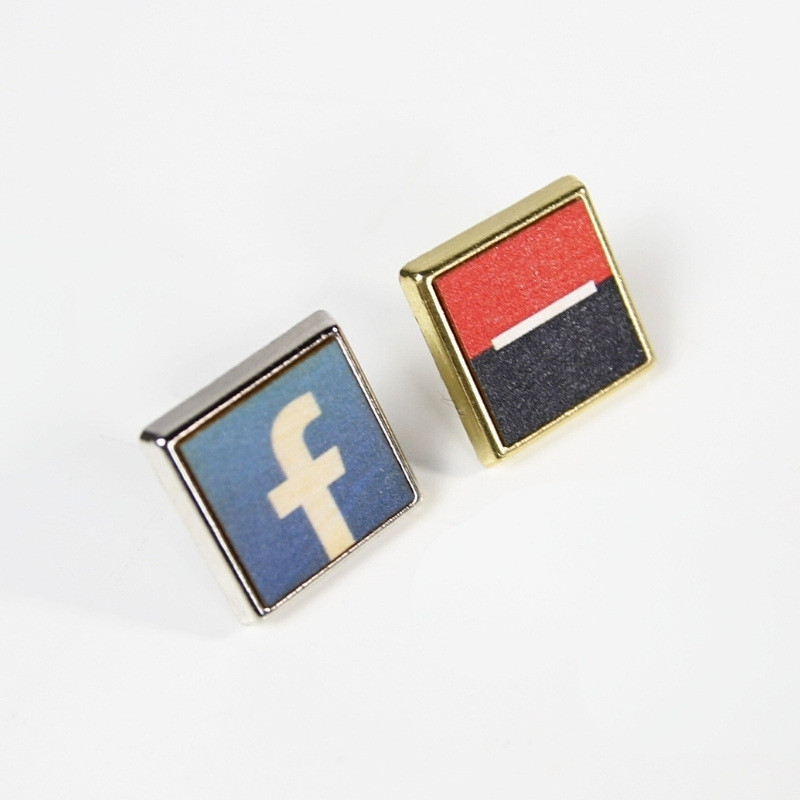 Pin's Carré bois Or - 18 mm - Made in France - personnalisé Pin's Carré bois Or - 18 mm - Made in France - personnalisé